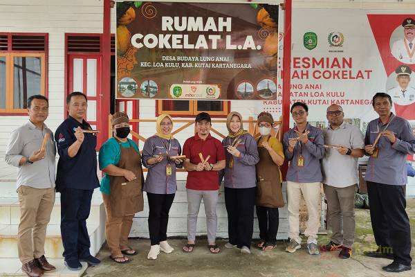 Kembangkan Pemasaran, Pusat Kajian IKN dan SDGs Unmul Kunjungi Rumah Produksi Cokelat IKN Binaan MHU