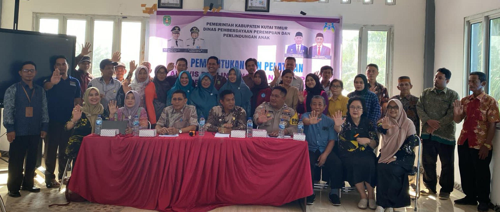 20240712 Photo Bersama Ketika DP3A Kutim Gelar Pembentukan dan Pelatihan Perlindungan Anak Terpadu Berbasis Masyarakat di Teluk Pandan Hadirkan Sumadi Ketua KPAD Kaltim