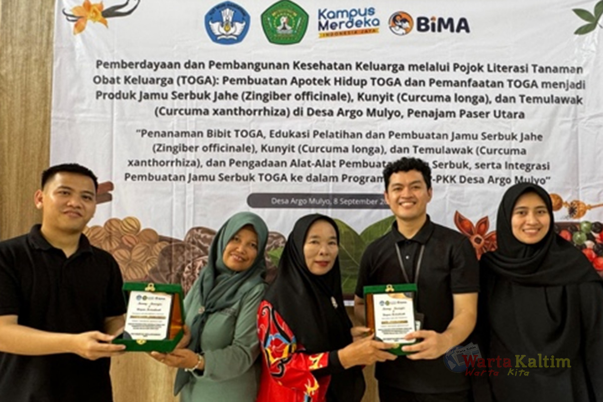 Dosen dan Mahasiswa dari FKM - Farmasi UNMUL Tanam Bibit TOGA Buat Jamu Serbuk di Desa Argo Mulyo Sepaku