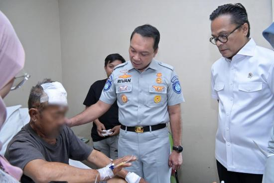 Direktur Utama Jasa Raharja Rivan A Purwantono bersama Wakil Menteri BUMN Dony Oskaria