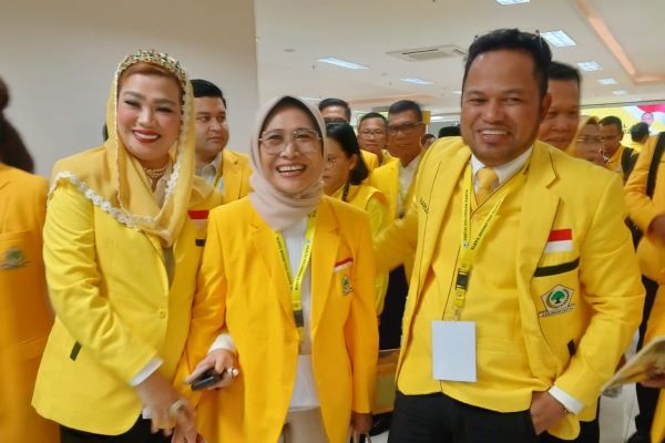  Hetifah Sjaifudian Ketua Komisi X DPR RI dan  Rudy Mas’ud Gubernur Kalimantan Timur periode 2025-2030