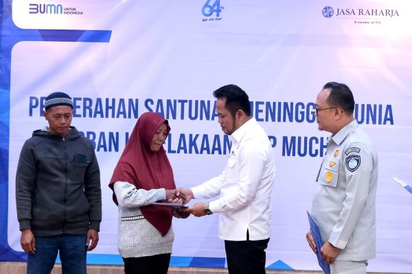 Gubernur Kalimantan Timur Serahkan Santunan Jasa Raharja Korban KMP Muchlisa