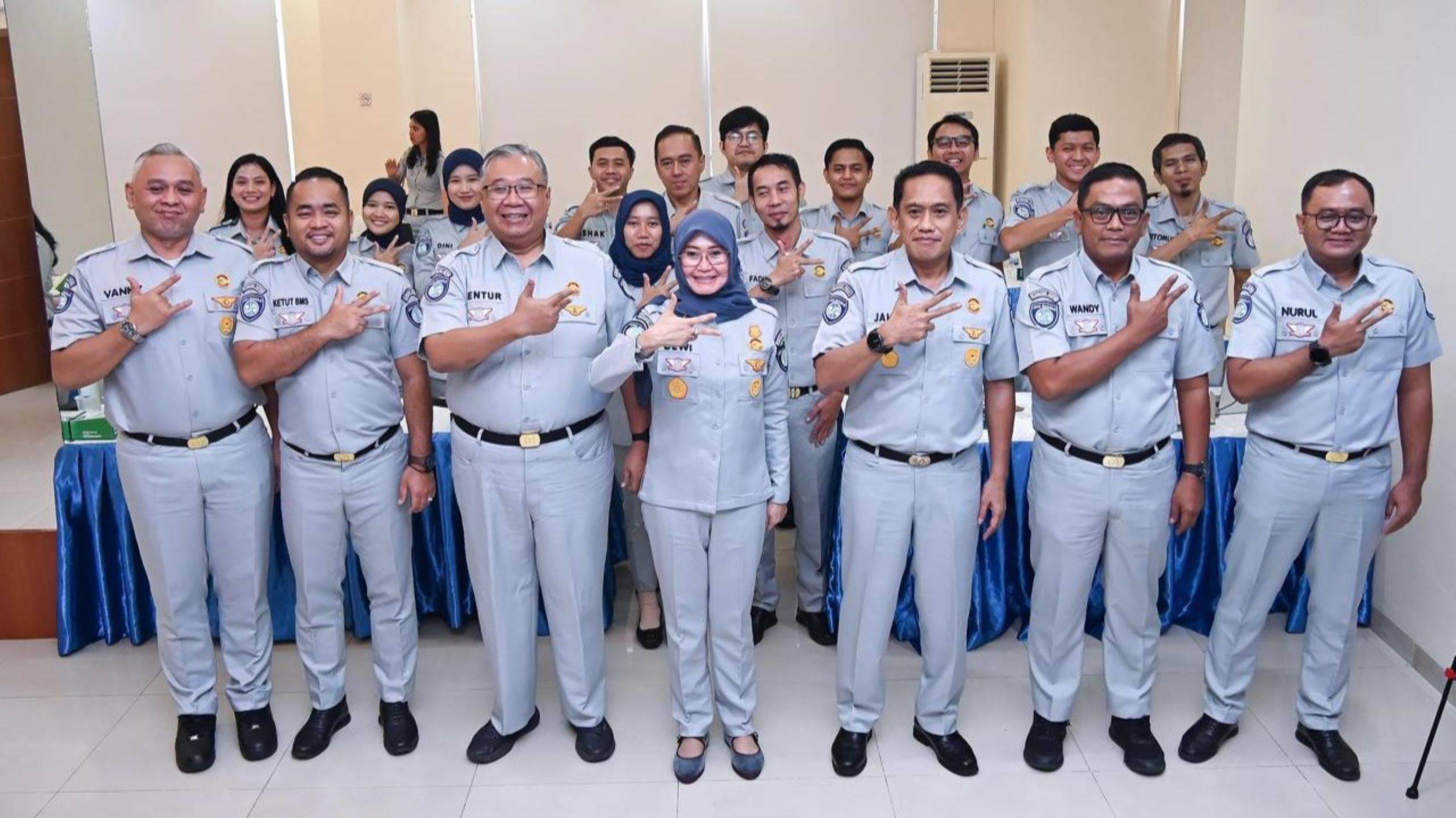 Plt. Direktur Utama Jasa Raharja Dewi Aryani Suzana photo Bersama 2500