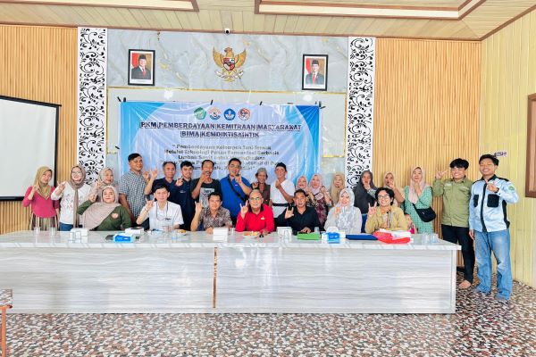 Transformasi Limbah Sawit Jadi Pakan Sapi: PKM Unmul Dorong Inovasi dan Kemandirian Peternak Muara Gusik
