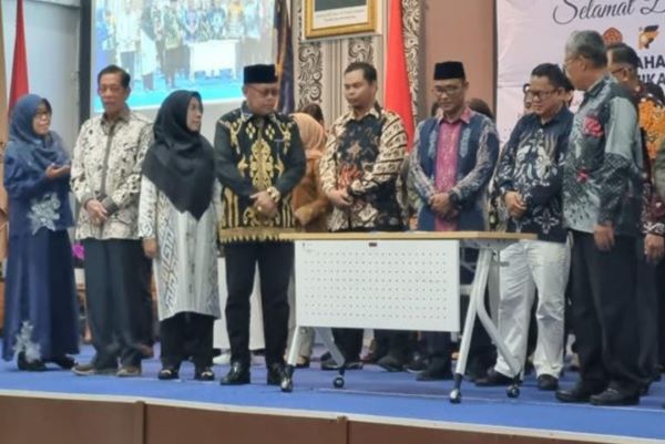 Rektor Kukuhkan IKA Fisip Unmul 2025-2030, Semarak Festival Fisip Menuju Reuni Akbar