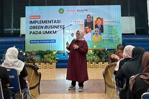 Dr. Yana Ulfah, SE, M.Si, Ak, CA Dosen FEB Unmul Ketika Memaparkan Materi dalam seminar bertajuk “Implementasi Green Business pada UMKM”, yang digelar di Gedung Kopkar PKT, Rabu (22/10).