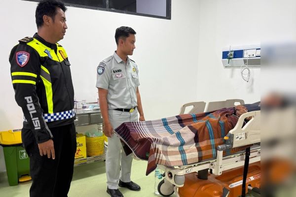 Jasa Raharja Kanwil Kaltim Menjenguk Korban kecelakaan RSUD Abdul Rivai Kabupaten Berau 600