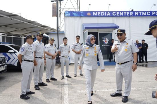 Direktur HWKT 550 ubungan Kelembagaan Jasa Raharja Dewi Aryani Suzana bersama jajaran Korlantas Polri 