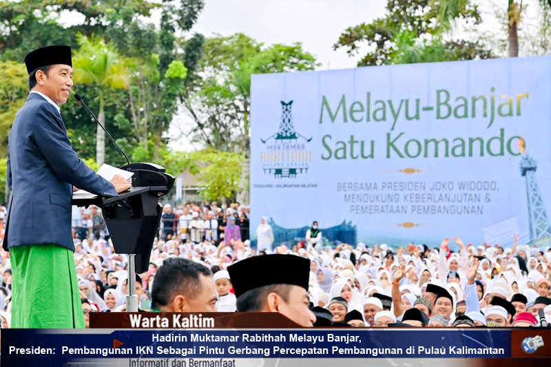 Presiden RI, Joko Widodo saat memberikan sambutan pada acara Muktamar Rabithah Melayu Banjar di halaman Pendopo Bersinar jalan Stadion, Pembataan Kecamatan Murung Pudak Kabupaten Tabalong. 