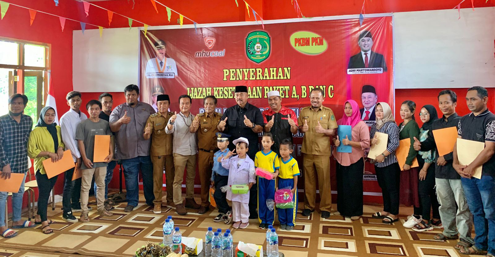 Photo Bersama Bupati,  PT MHU dan Yayasan PKBM Serahkan Ijasah Paket A B C PKBM Loa Kulu