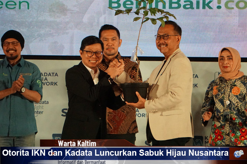 Penyerahan pohon dari Co Founder & Chief Executive Officer Katadata Indonesia Metta Dharmasaputra kepada Kepala Otorita IKN Bambang Susantono.