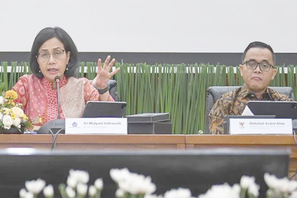 Menteri Keuangan Sri Mulyani Indrawati keterangan kepada wartawan terkait pemberian tunjangan hari raya (THR) dan gaji ke-13 untuk aparatur sipil negara (ASN) di Jakarta, Jumat (15/3/2024).