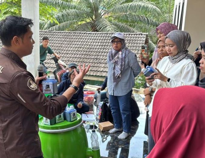Kolaborasi Kampus-Desa: Pengelolaan Lingkungan Politani Samarinda Berdayakan Masyarakat Suko Mulyo sebagai Desa Penyangga IKN melalui Pembuatan POC